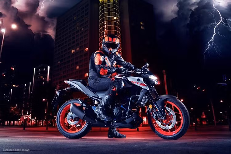 Về mặt vận hành, Yamaha MT-03 2020 tiếp tục được trang bị động cơ xylanh đôi, DOHC, 4 van, dung tích 321 cc, làm mát bằng dung dịch, sản sinh công suất tối đa 42 mã lực và mômen xoắn cực đại 29,6 Nm. Đi kèm là phun xăng điện tử và hốp số 6 cấp.