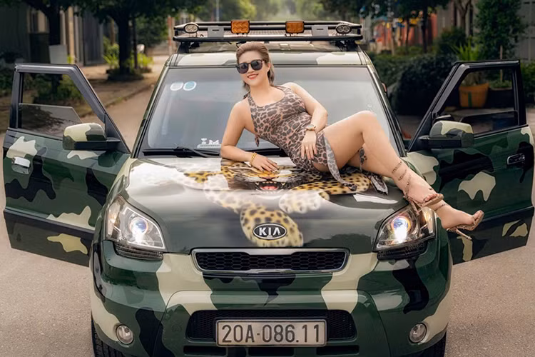 Chiếc Kia Soul 2009 của nữ Gymer Thái Nguyên trong bài viết là mẫu xe compact crossover đầu tiên của hãng xe Hàn Quốc Kia, nhắm đến những khách hàng trẻ từ 18 đến 35 tuổi. Đây được xem là chiếc xe lý tưởng cho một Gymer đầy năng lượng mang biệt danh "Đông Phương Bất Bại".