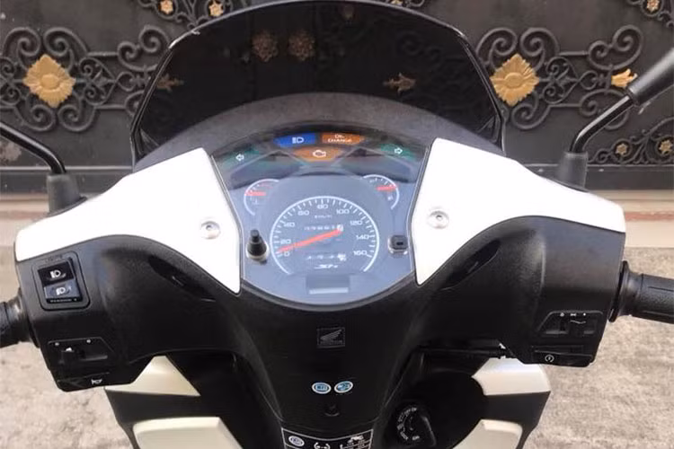 Về thiết kế, SH 150i phiên bản cũ có thiết kế phong cách châu Âu, sang trọng và hiện đại. Đèn xe vẫn là bóng dạng halogen, đồng hồ xe dạng kim, khoá điện truyền thống và đáng chú ý là phiên bản đời cũ này không có khoá chống trộm smartkey, hệ thống tự ngắt mày khi dừng idlingstop.