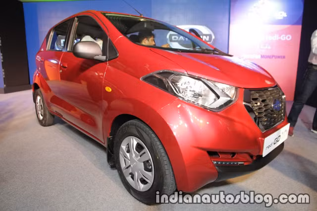 Hiện Datsun Redi-Go 1.0L 2017 đã bắt đầu được bày bán tại các đại lý của công ty mẹ hãng xe này là Nissan tại Ấn Độ. Giá bán của xe được xế vào hạng siêu rẻ, chỉ dao động từ 357.000 - 372.238 Rupee (tương đương 126,5 - 132 triệu đồng) và được xem phù hợp cho đô thị lớn.