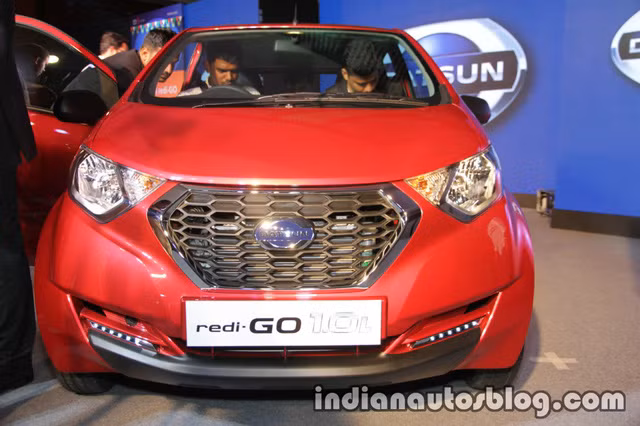 Redi-Go chính là phiên bản sản xuất hàng loạt của mẫu concept cùng tên được Datsun ra mắt từ năm 2014 và các thế hệ tiếp theo nó. So với phiên bản cũ, chiếc xe có kiểu dáng khá tương đồng, ngoại trừ một số chi tiết đã được thay đổi bao gồm dải đèn LED định vị ban ngày, khóa trung tâm, mở cửa không cần chìa khóa và túi khí dành cho người lái.