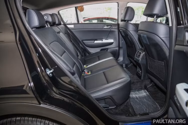 Ngoài ra phiên bản Sportage GT CRDi 2017 còn được trang bị sưởi vô-lăng, hệ thống đánh lái thông minh, đèn pha Bi-xenon đi cùng với tính năng tự động làm sạch mặt chóa đèn để không làm giảm độ sáng. Hệ thống chìa khóa không dây keyless với nút bấm khởi động cũng là trang bị mới trên dòng xe này. Xe có 8 túi khí.