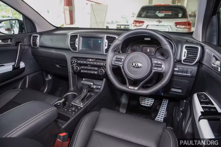 Nội thất của Sportage thế hệ mới đem lại cảm giác dễ chịu và bắt mắt hơn với các chất liệu cao cấp, cùng lối thiết kế đã từng được Kia ứng dụng trên chiếc sedan Optima hạng trung của hãng. Xe sở hữu không gian lái năng động, hướng đến người lái. Hàng ghế trước điều chỉnh điện hoàn toàn.