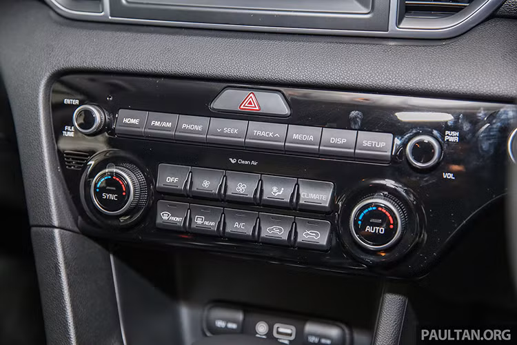 Kia Sportage GT CRDi 2017 sở hữu màn hình trung tâm kích thước lớn TFT 7 inch tích hợp tính năng Android Auto và Apple CarPlay. Bên cạnh đó là ghế bọc da 2 tông màu có sưởi, phanh tay đỗ xe điện tử, hệ thống sạc điện thoại không dây, kết nối bluetooth và cổng USB. Hàng ghế thứ hai có thể gập xuống tăng tối đa diện tích chứa đồ.
