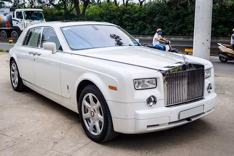 Một đơn vị sửa chữa mua bán xe sang nổi tiếng tại TP HCM đang rao bán xe sang đầu bảng của thương hiệu xe Rolls-Royce danh tiếng. Theo thông tin mà đơn vị này cung cấp, đây là mẫu siêu xe sang Rolls-Royce Phantom đời 2008 (Phantom VII) xe được đăng ký lần đầu vào năm 2010.