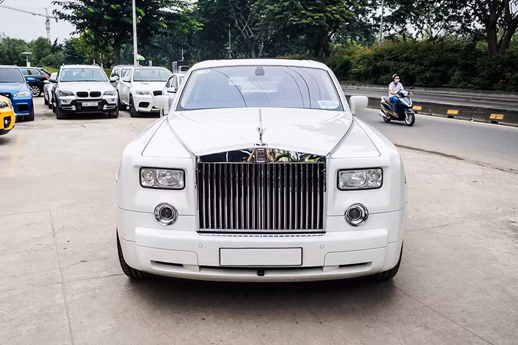 Rolls-Royce Phantom được xem là dòng xe chuẩn mực của xe sang. Ra đời thế hệ đầu tiên từ năm 2003, dòng xe này được giới chuyên môn đánh giá cao về nhiều mặt. Rolls-Royce Phantom Vll có phong cách thiết kế hiện đại với hình dáng hộp đặc trưng - một lối thiết kế rất đẳng cấp.