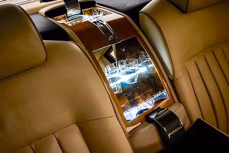 Tối ưu hóa sự thoải mái cho người trong xe, đặc biệt là ở hàng ghế sau được xem là một trong những tiêu chí hàng đầu của các mẫu Rolls-Royce nói chung. Hàng ghế sau cũng tích hợp cả tựa tay di động, quầy bar mini...