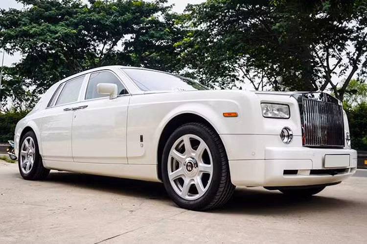 Với mức giá 11 tỷ đồng, người tiêu dùng có thể ''đập hộp'' xe sang Mercedes-Maybach S500 hoàn toàn mới. Tuy nhiên, Rolls-Royce Phantom VII này là một lựa chọn đẳng cấp với uy tín và giá trị thương hiệu cao tuy nó đã qua sử dụng, xe có giá này rẻ hơn nhiều so với việc chi hơn 83 tỷ đồng để ''đập hộp'' một chiếc Rolls-Royce Phantom Series II EWB.