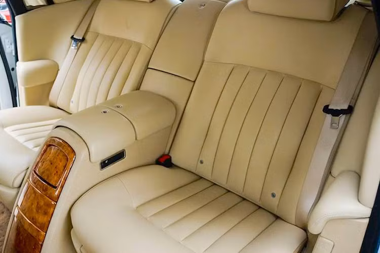 Nội thất dễ gây choáng ngợp cho những ai được ngắm cận cảnh một chiếc siêu xe sang Rolls-Royce, ngoài việc sử dụng các chất liệu da thật được làm thủ công và gỗ cây óc chó - phía trần xe còn được bố trí hàng ngàn bóng đèn LED nhỏ, tạo nên khung cảnh một "bầu trời sao sáng" về đêm.