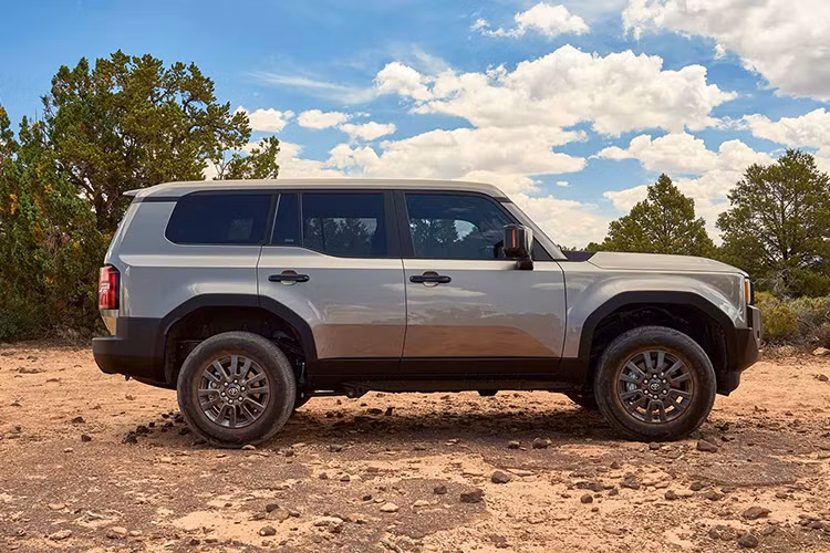 Ra mắt vào hồi tháng 8 năm ngoái, Toyota Land Cruiser Prado 2024 mới đến nay mới được báo giá tại thị trường Mỹ. Theo đó, mẫu SUV này có 3 phiên bản, giá xe Toyota Land Cruiser Prado 2024 dao động từ 55.950 - 74.950 USD (khoảng 1,37 - 1,83 tỷ đồng). Giá bán này chưa bao gồm chi phí vận chuyển và giao xe là 1.395 USD.