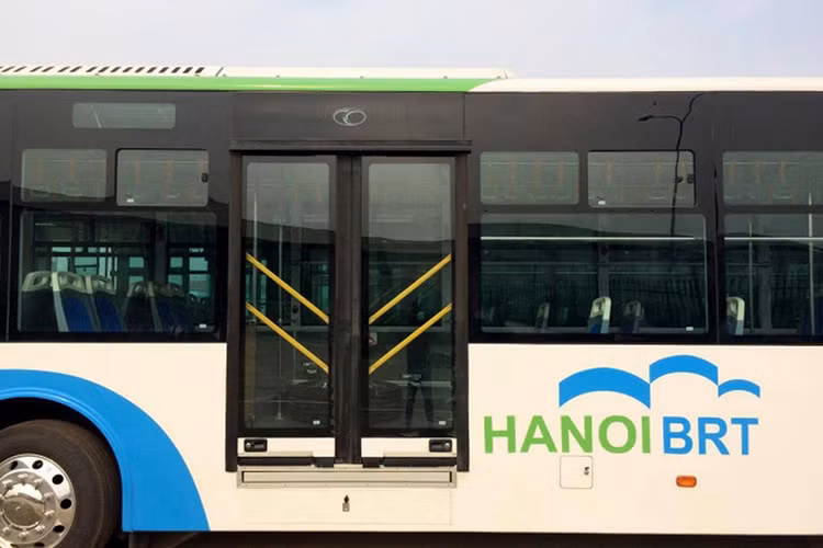 Xe sử dụng hộp số tự động và trang bị các thiết bị công nghệ tiện ích như camera giám sát hành trình, hệ thống nhận dạng thẻ từ, thẻ thông minh, Wi-Fi phục vụ hành khách, có hệ thống sàn phẳng, bằng với cốt nền của nhà chờ giúp hành khách và cả người đi xe lăn tiếp cận dễ dàng.
