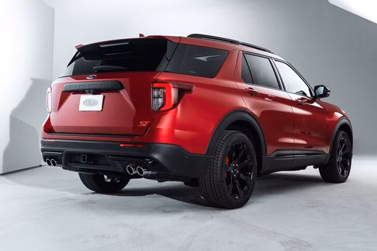 Cũng giống như những mẫu SUV hiệu suất thông thường từ hãng ôtô Mỹ, mẫu xe SUV Ford Explorer Enthusiast ST trang bị tiêu chuẩn với hộp số tự động 10 cấp và hệ dẫn động 4 bánh. Ford hứa hẹn xe có tốc độ tối đa 230 km/h, điều mà hãng cho biết là “chưa từng có trong tầm giá và trong phân khúc này”. Đáng chú ý, mẫu SUV thể thao mới có sức kéo lên đến 2.540 kg.