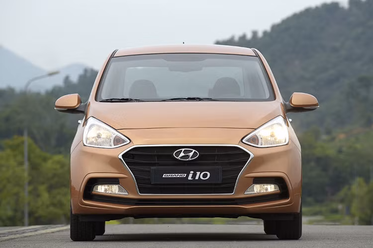 Trong khi đó Hyundai Grand i10 với doanh số 1.231 xe, giảm 368 xe so với tháng trước và giảm 24% so với cùng kỳ. Với kết quả này Hyundai Accent đã bị đẩy xuống vị trí thứ 4 trong khi Grand i10 bị đẩy xuống vị trí thứ 5. Mẫu SUV của Hyundai là SantaFe, tháng này cũng đã mất hút khỏi bảng xếp hạng xe bán chạy nhất Việt Nam.