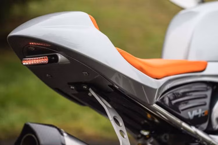 Hệ thống phanh phía trước của Norton V4CR là kẹp phanh Brembo monobloc 330 mm, và phía sau là kẹp phanh Brembo 2pis với đĩa đơn 245 mm, sẽ có sẵn trong hai cấu hình vành nhôm rèn O.Z Racing và BST carbon.