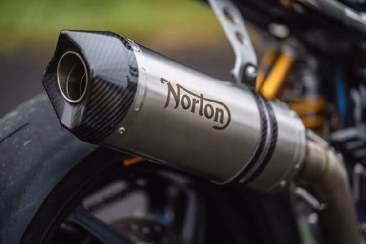 "Trái tim" của xe này là động cơ V4 – động cơ tiếp quản từ chiếc superbike V4SV của Norton góc 72 độ, các van nạp bằng titan. Kích thước đường kính x hành trình (82 mm x 56,8 mm), tỷ số nén 13,6:1, hệ thống phun xăng điện tử 8 lỗ, hệ thống bướm ga điện tử Ride-by-Wire đi kèm 3 chế độ lái và User Mode có thể tự do điều chỉnh ở 2 chế độ.