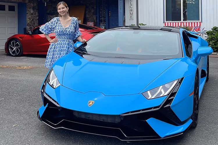 Lamborghini Huracan Tecnica được sinh ra nằm ở giữa phân khúc của Huracan EVO và Huracan STO đều đã có ít nhất 1 chiếc xuất hiện tại Việt Nam qua diện phân phối không chính hãng. Siêu bò này mượn khối động cơ xăng V10, dung tích 5.2 lít, hút khí tự nhiên trên Huracan STO khi sản sinh công suất tối đa 631 mã lực và mô-men xoắn cực đại 565 Nm. 
