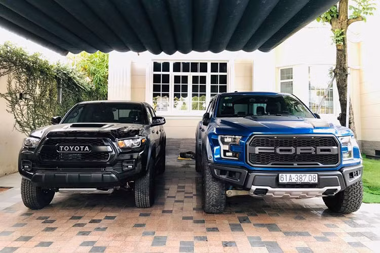 Giá Toyota Tacoma TRD Pro 2018 khởi điểm tại Mỹ là hơn 41.500 USD (970 triệu đồng). Với các khoản thuế nhập khẩu 30%, thuế TTĐB 90% và các loại phí vận chuẩn, chi phí cho một chiếc về Việt Nam sẽ vượt qua nhiều con số 2 tỷ đồng (Ảnh xe Toyota Tacoma TRD Pro bên trái, xếp lốp cùng với "đối thủ" Ford Ranger Raptor).