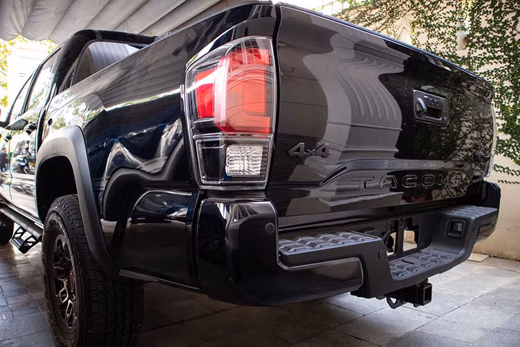 Toyota Tacoma TRD Pro được trang bị động cơ xăng V6, dung tích 3,5 lít, cho công suất 278 mã lực tại 6.000 vòng/phút và mô-men xoắn 359 Nm tại 4.600 vòng/phút, kết hợp số tự động 6 cấp và hệ dẫn động 4 bánh. Xe được trang bị hệ thống lựa chọn đa địa hình (Multi-Terrain Select) có khả năng thay đổi các chế độ cài đặt theo từng loại đường...