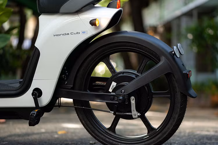 Ngoài ra, Honda Cub E còn được tích hợp tính năng kết nối với điện thoại thông minh, từ đó người dùng có thể theo dõi các thông tin về dung lượng pin, quãng đường hay định vị GPS.﻿