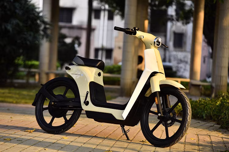 Ở phía dưới, xe được trang bị bộ mâm đúc, kích thước 17 inch, đi kèm phanh đĩa trên bánh trước và phanh tang trống ở bánh sau.