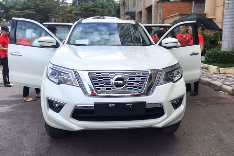 Sản xuất tại nhà máy Nissan ở Thái Lan và được nhặp khẩu nguyên chiếc về Việt Nam, Terra xây dựng trên nền tảng khung gầm rời (body on frame) thừa hưởng từ mẫu bán tải Navara thế hệ thứ 3. Mẫu xe này sẽ lãnh sứ mệnh dẫn dắt Nissan tham gia cuộc cạnh tranh cùng các đối thủ trong phân khúc SUV 7 chỗ vốn đầy tính cạnh tranh tại Đông Nam Á.