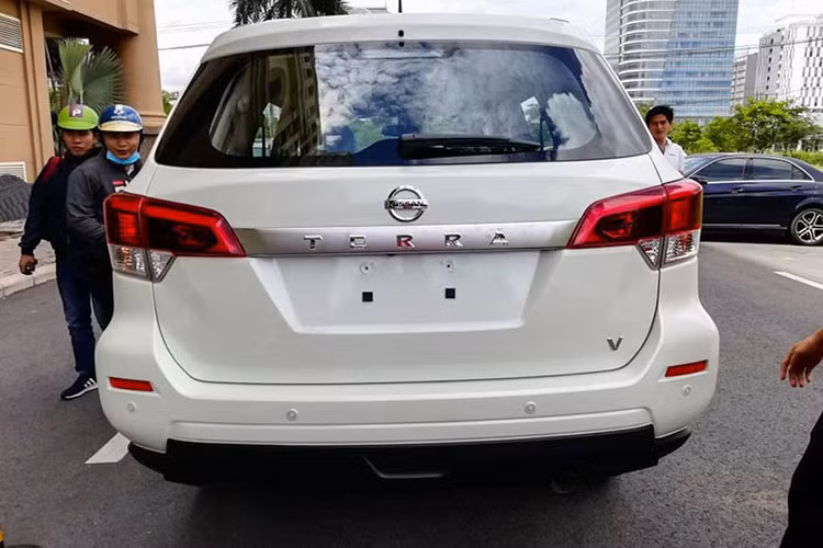 Bên ngoài, Nissan Terra sở hữu một số nét thiết kế quen thuộc, tương tự như xe bán tải Navara. Mẫu SUV sử dụng khung gầm sát-xi rời này được trang bị lưới tản nhiệt V-Motion đặc trưng của gia đình Nissan. Thêm vào đó là cụm đèn pha có thiết kế góc cạnh, chắn bùn phồng lên và nhiều chi tiết mạ crôm sáng bóng.