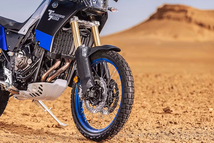 Hệ thống treo của mẫu xe môtô Yamaha Tenere 700 gồm cặp phuộc USD kích thước 43 mm ở trước và giảm xóc lò xo trụ phía sau. Cả hai đều có hành trình dài và có khả năng tùy chỉnh. Đi kèm là bộ vành nan kích thước 21 inch ở trước và 18 inch sau, giúp tối ưu hóa khả năng đi offroad.
