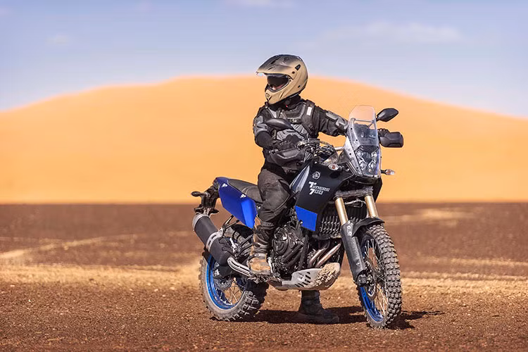 Về kết cấu, Yamaha Tenere 700 2019 sử dụng khung ống thép trọng lượng nhẹ, cùng với đó là chiều dài cơ sở ngắn, thân xe nhỏ gọn và gầm cao 240 mm. Nhờ đó mà xe có tỏ ra rất linh hoạt và nhẹ nhàng trên mọi địa hình. Theo Yamaha, mẫu Tenere 700 sẽ có mặt trên thị trường với giá 16.199 USD (tương đương 375 triệu đồng).