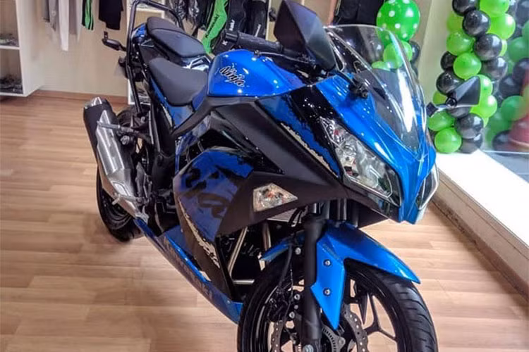 Phần đầu xe mang nhiều chi tiết thiết kế tương tự những "đàn anh" Ninja phân khối lớn hơn với những đường vuốt sắc lẹm". Nổi bật là cặp đèn pha đôi và kính chắn gió lớn, đèn xi nhan của xe được tích hợp vào hai bên yếm xe giúp cho việc quan sát phía trước cũng như trời tối dễ dàng.