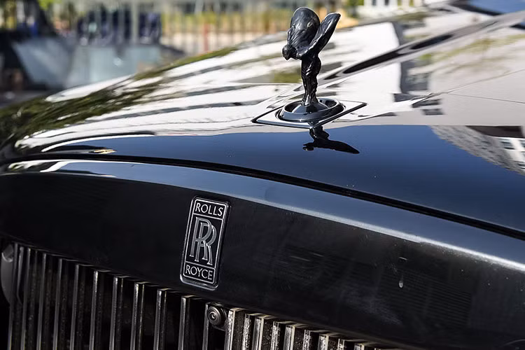 Phần đầu xe có nhiều điểm tương đồng với Phantom VIII tuy nhiên cản trước và các hốc hút gió được thay đổi đôi chút nhằm phù hợp với một chiếc xe gầm cao. Cụm đèn hậu phía sau sử dụng công nghệ LED tạo hình 3D bắt mắt, đèn pha trước dùng công nghệ Lazer.