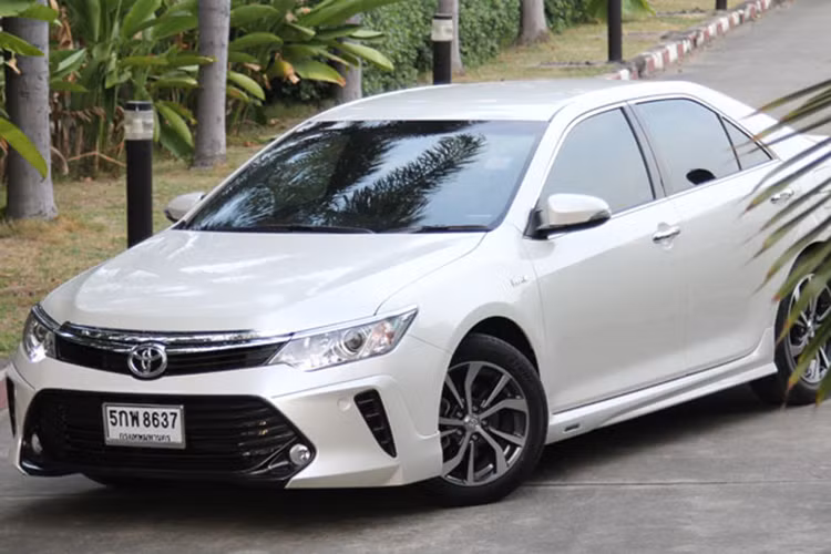 Theo đại diện của hãng xe ôtô Toyota cho biết, mức tiêu thụ nhiên liệu của mẫu xe này đạt khoảng 7,2 lít/100 km. Tại thị trường Thái Lan, Toyota Camry 2.0G Extremo 2017 sẽ được bán với giá khởi điểm từ 1,525 triệu Baht (tương đương 1,04 tỷ đồng).