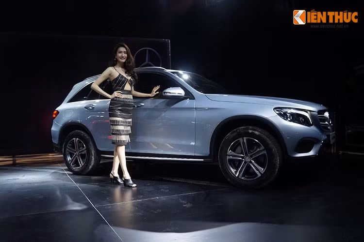 Cả hai phiên bản đều trang bị hệ thống dẫn động 4 bánh 4MATIC nổi tiếng và gói hỗ trợ vượt địa hình chuyên nghiệp, tích hợp chức năng hỗ trợ xuống dốc và bốn chế độ vận hành gồm “Slippery” (dùng trong điều kiện đường trơn trượt), “Off-road” (sử dụng trong điều kiện địa hình sỏi đá, bãi cát), “Incline” (phù hợp với các cung đường đèo dốc hoặc bề mặt đường gồ ghề) và “Trailer” (hỗ trợ kéo moóc hoặc đi trên đồng cỏ).