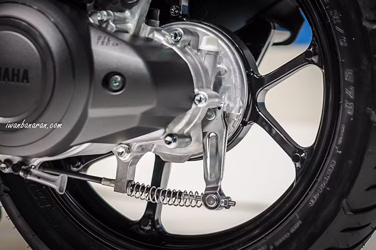 Về mặt động cơ, Yamaha đã trang bị cho Lexi 155 máy VVA Blue Core, làm mát bằng chất lỏng, dung tích 155cc với kích thước nòng xi-lanh x hành trình piston tương tự như NMAX hay NVX. Tuy nhiên, mặc dù chúng giống nhau về chi tiết nhưng có nhiều điểm khác biệt với các bộ phận bên trong của NMAX. 
