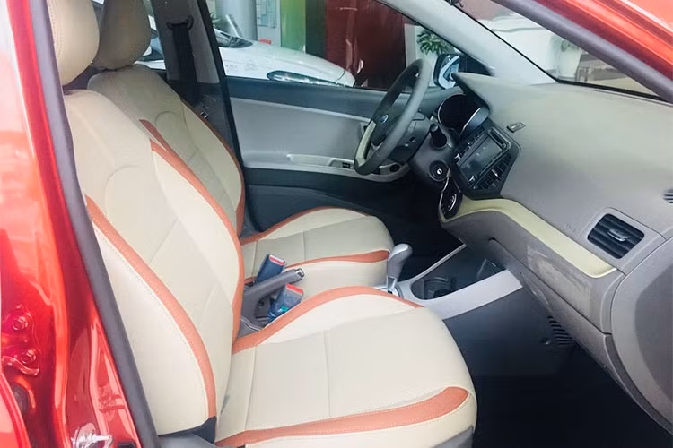 Hệ thống điều hòa trên xe được trang bị là dạng tự động một vùng. Vô-lăng đa chức năng với các phím bấm điều chỉnh nhanh. Toàn bộ ghế ngồi bọc da. Hàng ghế sau có thể gập 60:40 gia tăng không gian chứa đồ.