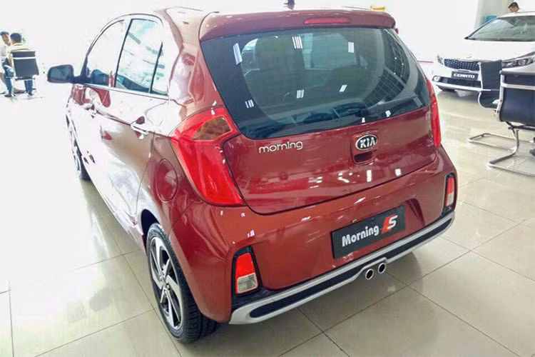 Kích thước của chiếc xe gia đình cỡ nhỏ Kia Morning S 2018 bàn nâng cấp mới này cũng không thay đổi bao gồm; Dài x Rộng x Cao tương ứng 3.595 x 1.595 x 1.485mm, mang dáng vẻ trẻ trung và hiện đại.