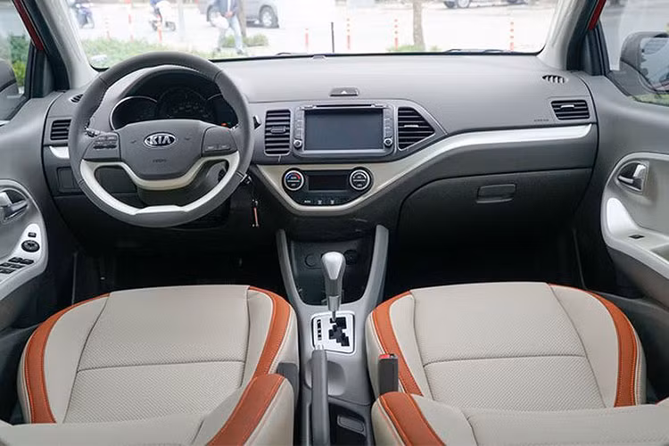 Bên trong Kia Morning S 2018 cũng vẫn không thay đổi so với phiên bản cũ. Nội thất của xe với tay lái bọc da tích hợp điều khiển âm thanh; trang bị DVD màn hình cảm ứng tích hợp các chức năng như bản đồ dẫn đường định vị GPS, kết nối các thiết bị ngoại vi qua các cổng như USB, AUX, kết nối không dây Bluetooth...