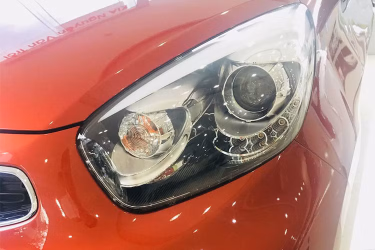 Ngoài ra, các chi tiết khác được giữ nguyên như lưới tản nhiệt hình mũi hổ đặc trưng, đèn pha tự động kiểu projector và dải LED chạy ban ngày.