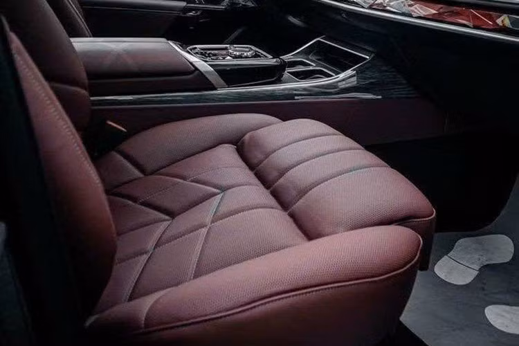 Cửa gió hàng ghế trước dạng ẩn, nút bấm chỉnh ghế đặt ở cánh cửa giống S-Class. Hàng ghế sau tích hợp nhiều tiện nghi hiện đại, có thể ngả 42,5 độ bằng nút bấm.