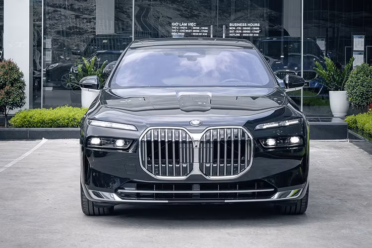 Kích thước này mang đến một không gian nội thất rộng rãi cho BMW 7-Series bởi chiều dài của 7-Series nhỉnh hơn 212 mm và chiều dài cơ sở hơn 109 mm so với S-Class. Xe sử dụng mâm 20 - 21 inch tùy phiên bản. Thiết kế của bản BMW 735i M Sport hướng đến sự thể thao, trong khi 2 bản còn lại hướng đến sự sang trọng.