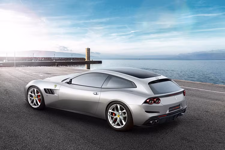 Thiết kế bên ngoài của phiên bản GTC4Lusso T không có gì khác biệt so với bản GTC4Lusso, ngoại trừ bộ mâm 5 chấu kép mới có khoảng trống lớn hơn. Đáng chú ý là bản GTC4Lusso có trọng lượng tổng thể nhẹ hơn 50kg, ở mức 1.740kg và tăng tỉ trọng phân bổ trọng lượng lên cầu sau, đạt mức 46:54.