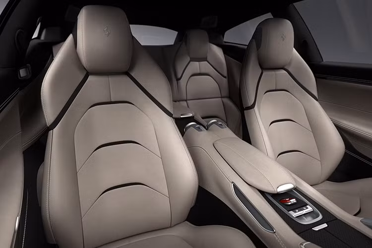  Cabin của GTC4 Lusso cũng có thể giúp chiếc xe được liệt vào "hàng ngũ" xe siêu sang với chất lượng hoàn thiện và vật liệu đỉnh cao. Số 4 trong tên gọi của xe chỉ ra rằng GTC4 Lusso có khả năng ngồi được tối đa 4 người.