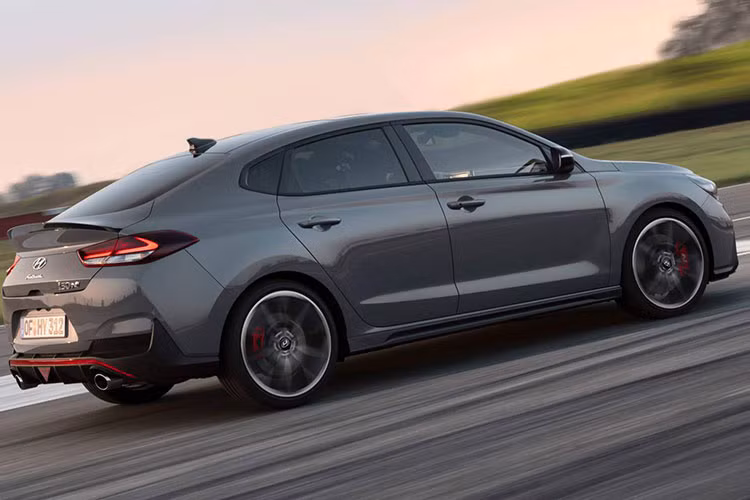 Nhờ cải thiện về sức mạnh mà hiệu năng của xe đã tăng lên đôi chút. Trong khi chiếc Hyundai i30 nguyên bản mất 6,4 giây để tăng tốc từ 0 - 100 km/h thì phiên bản i30 Fastback N mất 6,1 giây. Vận tốc tối đa mà xe đạt được ở cả hai phiên bản đều ở mức 250 km/h. Ở phiên bản N Performance này, Hyundai cũng trang bị cho i30 5 chế độ lái khác nhau, bao gồm Eco, Normal, Sport, N và N Custom.