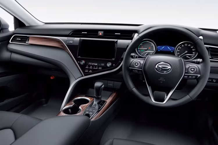 Bên trong mẫu xe Daihatsu Altis 2018 mới này là không gian nội thất cũng có thiết kế tương tự như "người anh em" Toyota Camry Hybrid 2018, trừ logo trên vô lăng. Nội thất của Daihatsu Altis được thiết kế theo phong cách tập trung vào người sử dụng không khác gì Camry Hybrid.