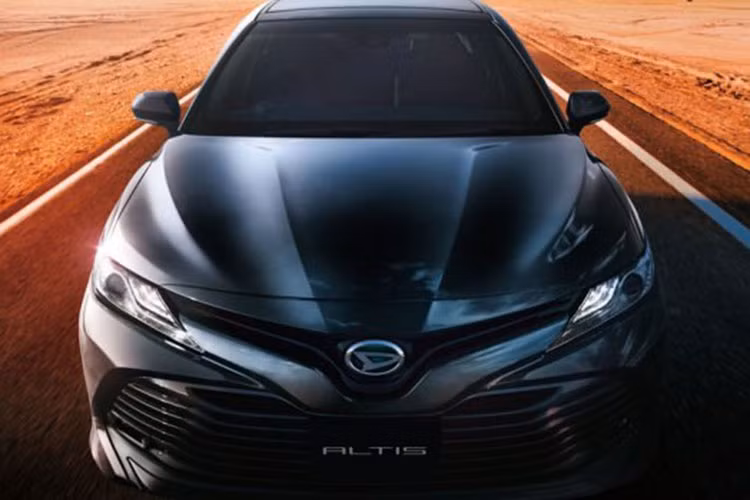 Ngoài ra, đây cũng không phải là lần đầu tiên Daihatsu bán Camry phiên bản riêng của mình tại thị trường Nhật. Trên thực tế, Daihatsu đã làm như vậy kể từ Camry thế hệ thứ 4. Cụ thể, về ngoại hình mẫu xe Daihatsu Altis mới sở hữu thiết kế gần như giống hệt với Toyota Camry Hybrid 2018.