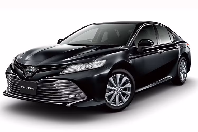 Khác Camry Hybrid 2018, Daihatsu Altis chỉ có một bản trang bị G tại thị trường Nhật với giá 3.499.200 Yên (tương đương 695,5 triệu đồng). Đây cũng là giá bán của bản G trong dòng Toyota Camry Hybrid 2018. Nếu muốn mua xe rẻ hơn, khách hàng Nhật có thể chọn Toyota Camry Hybrid 2018 bản X với giá 3.294.000 Yên (khoảng 656 riệu đồng).