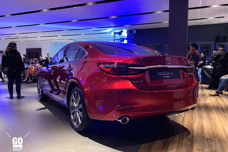 Mãi đến nay, Mazda6 2019 phiên bản tăng áp mới chính thức đặt chân đến Đông Nam Á, cụ thể là thị trường Philippines. Điểm nhấn của Mazda6 2019 tại Philippines đương nhiên là khối động cơ xăng SkyActiv-G 4 xi-lanh, tăng áp, dung tích 2,5 lít, sản sinh công suất tối đa 231 mã lực và mô-men xoắn cực đại 420 Nm. Động cơ mạnh mẽ hơn cho phép Mazda6 2019 tăng tốc từ 0-100 km/h trong thời gian 7 giây.