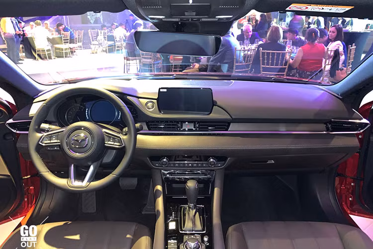 Bên trong Mazda6 Turbo 2019 tại Philippines có những trang bị nổi bật như nội thất bọc da Nappa phối da lộn, ghế trước chỉnh điện, thông khí, màn hình hiển thị thông tin kính lái, hệ thống thông tin giải trí Mazda Connect với màn hình 8 inch, hỗ trợ Apple CarPlay/Android Auto, camera 360 độ và 2 cổng USB phía sau.
