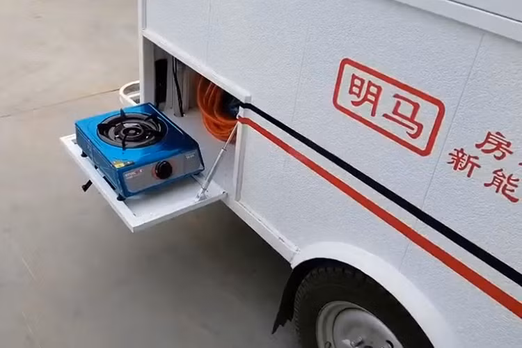 Xịn hơn tất cả là có mẫu được lắp hẳn vòi tắm hoa sen. Điện được cung cấp thông qua một máy phát điện tích hợp trong và bình nhiên liệu. Xinge lưu ý rằng chiếc RV đã từng có sẵn dưới dạng phiên bản chạy bằng xăng, do vậy nó có thể dễ dàng trang bị thêm một nguồn năng lượng như máy phát điện thay cho động cơ đốt trong.