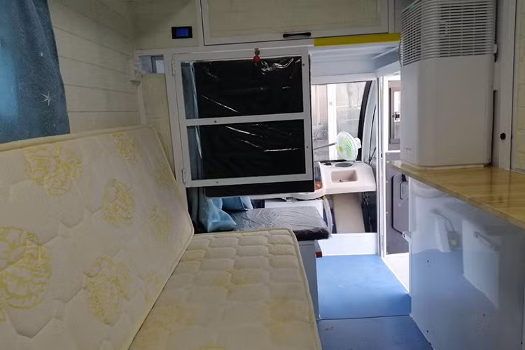 Theo lời giới thiệu của Xinge, chiếc RV trọng lượng 635 kg này chạy bằng điện hoàn toàn và có thể di chuyển ở tốc độ tối đa 40 km/h. Mô tơ điện của xe hoạt động bằng một cụm pin 7,2 kWh bé nhỏ, nhưng không rõ cự ly di chuyển cụ thể là bao nhiêu. Chúng ta có thể giả định rằng cự ly di chuyển là vừa đủ để chiếc xe chạy trong phạm vi nội thành.