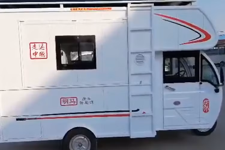Chiếc xe mang tính biệt lập, vừa đủ tiện nghi và thậm chí người sử dụng sẽ không cần phải bước chân ra khỏi “không gian bong bóng của mình”. Dáng vẻ bên ngoài của chiếc xe chống dịch Covid-19 này, nó trông giống một sự pha trộn giữa RV truyền thống và một chiếc “tuk tuk”.